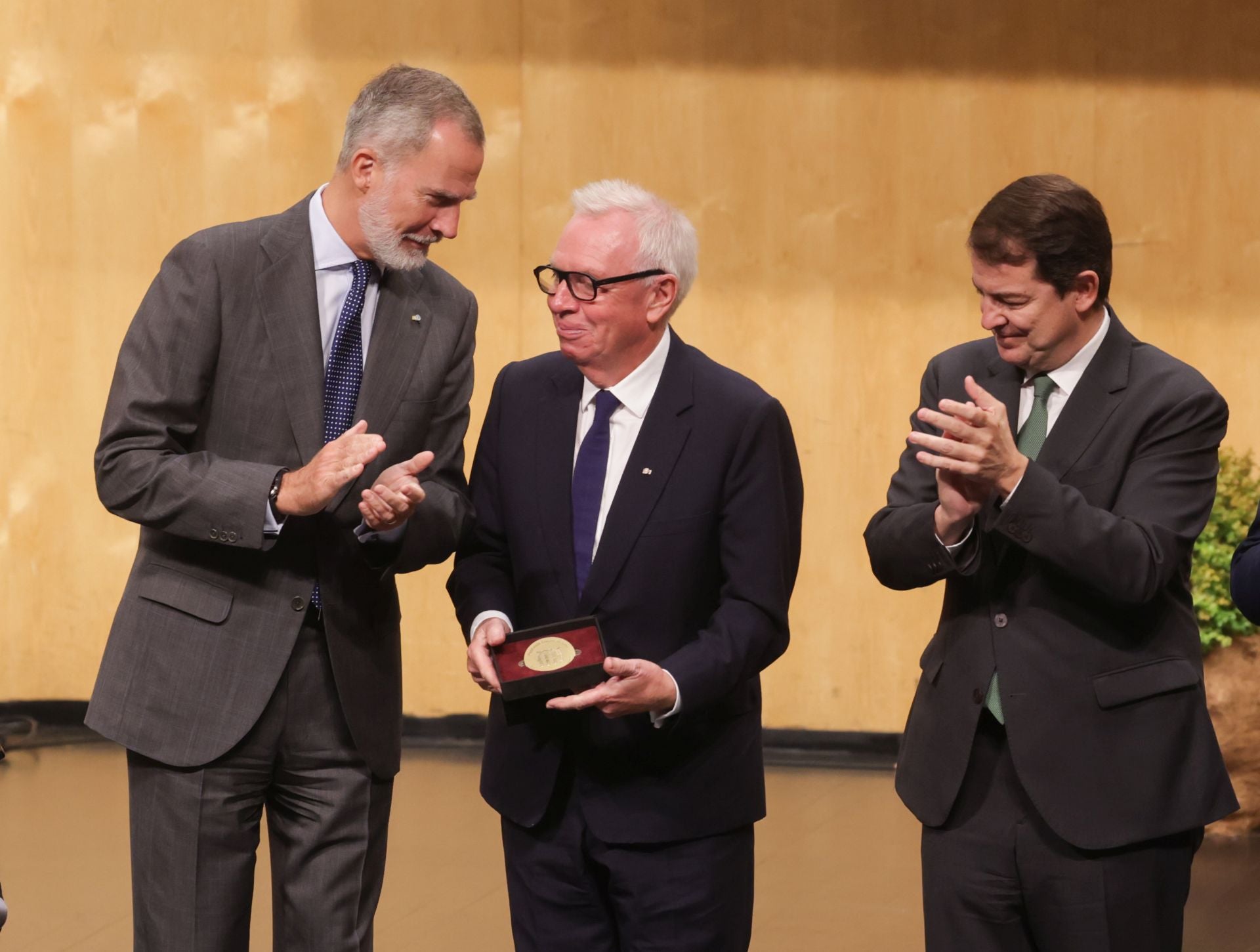 Felipe VI habla con David Chipperfield, elegido Valedor del Hispanismo Internacional.