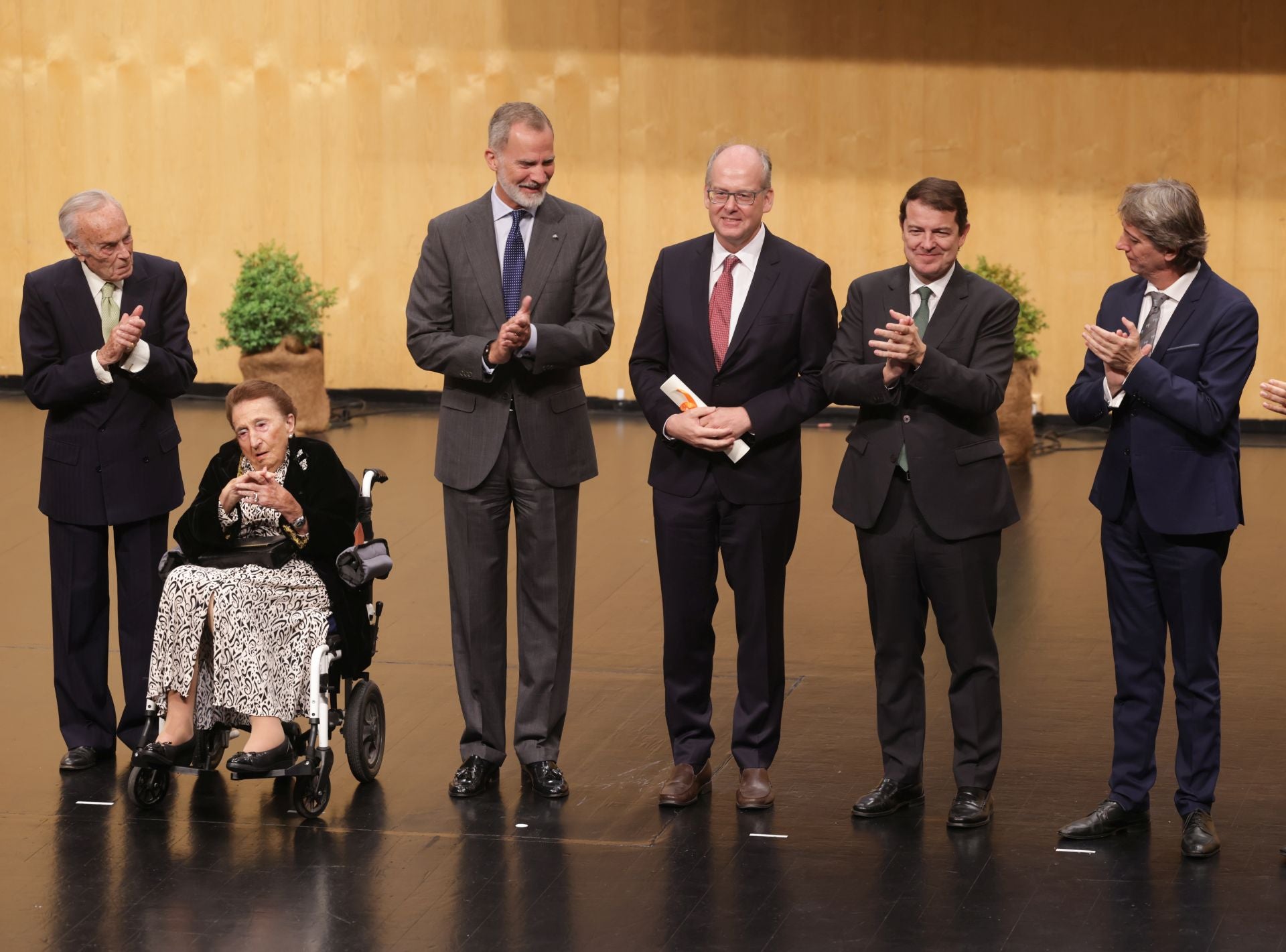 Don Carlos Zurita, duque de Soria, la infanta Margarita, el rey Felipe VI, el catedrático Johannes Kabatek, Alfonso Fernández Mañueco y Carlos Martínez, en el Palacio de la Audiencia de Soria.