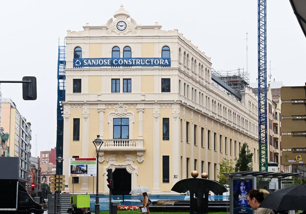 La antigua sede de Hacienda, en la plaza de Madrid, tras la retirada de parte de los andamios que la cubrían.