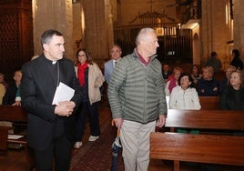 El obispo entra en el Museo Parroquial de Santa Eulalia de Paredes.