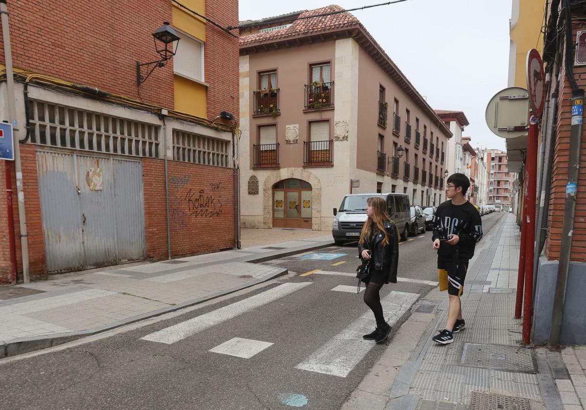 Paso de peatones sin el rebaje adecuado en Mayor Antigua, esquina con Santo San Pedro.