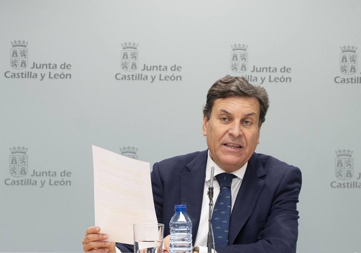 El consejero de Economía y Hacienda y portavoz, Carlos Fernández Carriedo, durante el Consejo de Gobierno.