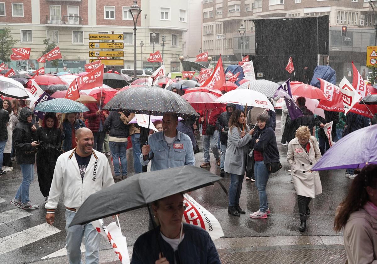 La lluvia descarga con fuerza en la plaza de Madrid durante la concentración sindical por la reducción de jornada.