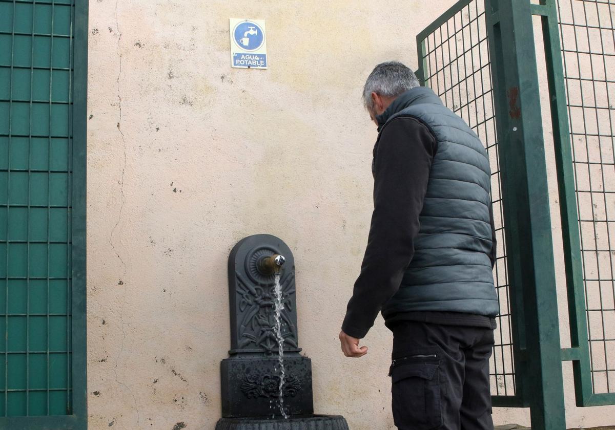 Un hombre, junto a una fuente ubicada en un municipio de la provincia.