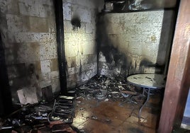 Porche de la casa afectada una vez sofocado el incendio.