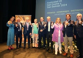 Representantes de Fes, Cámara y Batallón de Costura, con el presidente del Colegio.