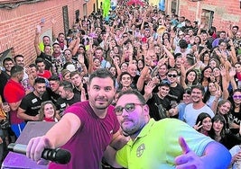 Tardeo peñista el pasado año en la zona de la calle San Miguel conocida como 'las cuatro calles'.