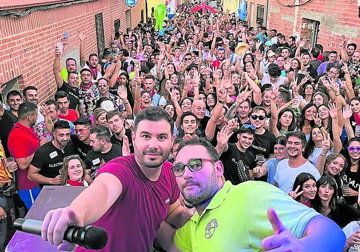 Tardeo peñista el pasado año en la zona de la calle San Miguel conocida como 'las cuatro calles'.