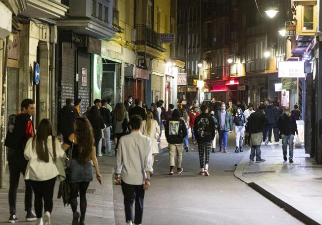 Jóvenes durante la madrugada de un fin de semana en el centro de Valladolid.