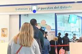 Clientes guardan cola en la administración de Rio Shopping.