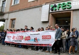 Concentración de protesta en las puertas de la Fes.