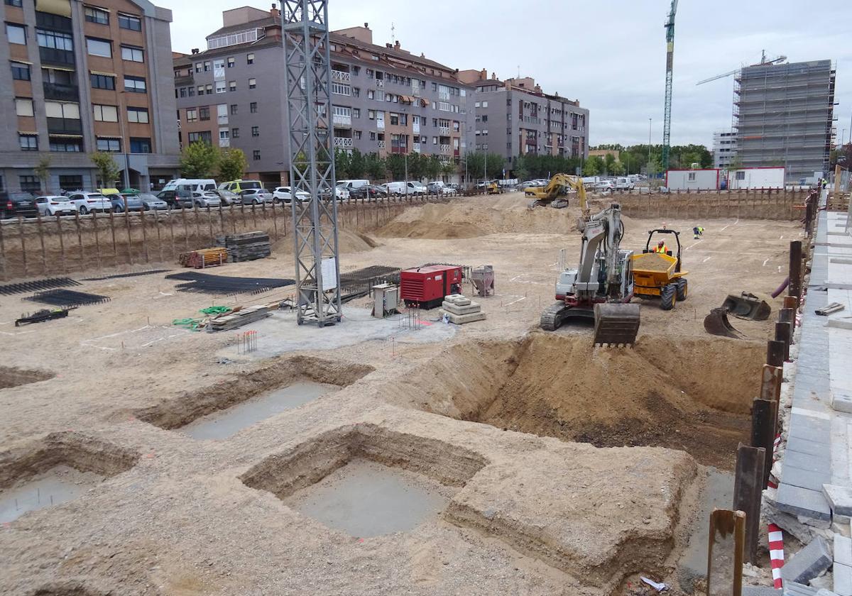 Promoción de viviendas en construcción en el picón de los terrenos de Artillería al borde del paseo de Farnesio.