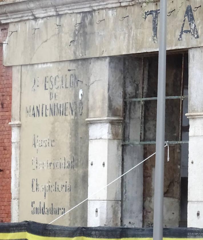 Imagen secundaria 2 - Arriba, inicio de las obras en el edificio que albergará la Escuela Superior de Diseño en el antiguo cuartel Conde Ansúrez. Debajo, a la izquierda, infografía de la escuela. A la derecha, detalle de la entrada del viejo taller militar.