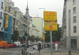 La señal, al descubierto, del corte de la calle Estación, abierta desde hace tres meses al tráfico.