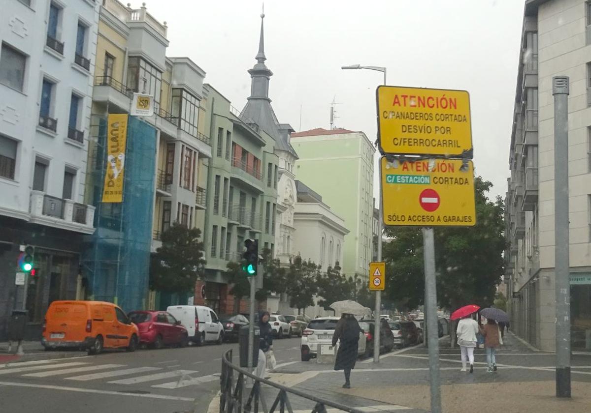 La señal, al descubierto, del corte de la calle Estación, abierta desde hace tres meses al tráfico.