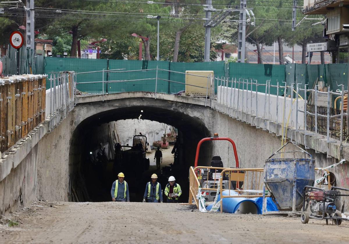 Un grupo de operarios, en el interior del túnel de Labradores, en obras desde abril.