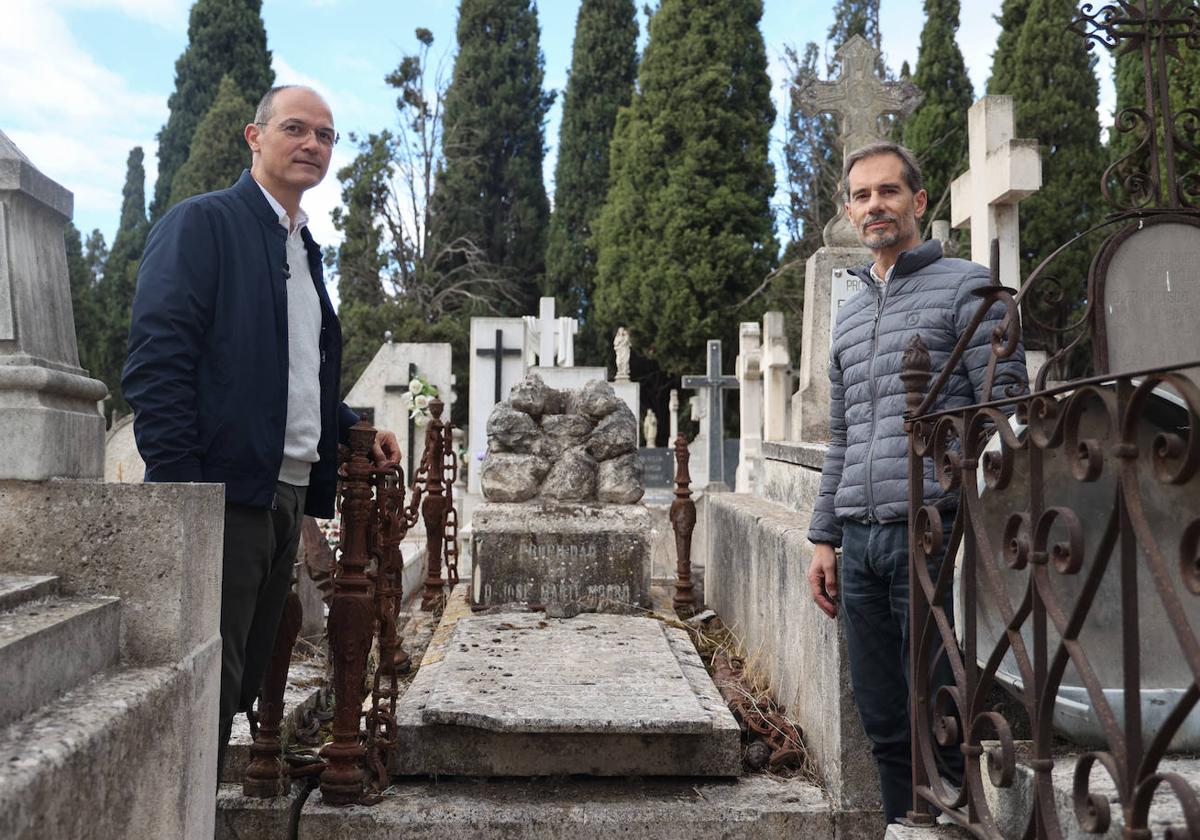 Alejandro García Pellitero y Julio Ruiz Sáncehz junto a la sepultura de Martí y Monsó