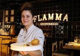 Gemma García posa junto a la 'brava a la Flamma', segunda mejor patata brava del mundo.