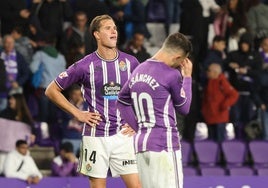 Juanmi Latasa e Iván Sánchez, desolados tras la derrota del Real Valladolid ante el Mallorca.