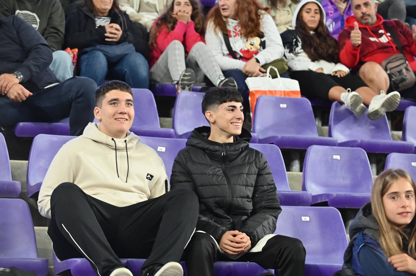 Búscate en la grada del estadio José Zorrilla (1/4)