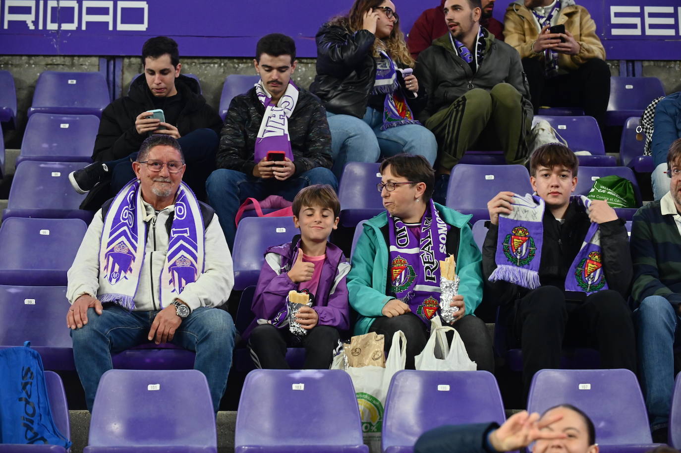 Búscate en la grada del estadio José Zorrilla (2/4)