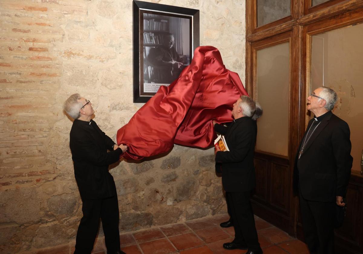 Descubrimiento de la placa dedicada a Delicado Baeza en el Centro de Espiritualidad del Corazón de Jesús.