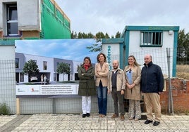 La directora general de Vivienda, con el alcalde de Villamuriel, en el centro, y otros representantes de la Junta y del Ayuntamiento del municipio.