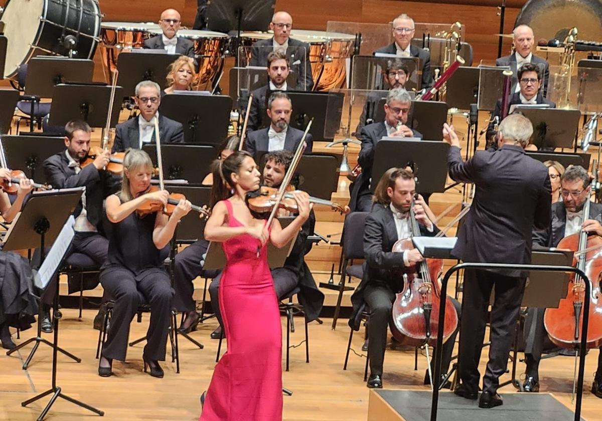 La violinista Leticia Moreno, en un pasaje del concierto de la OSCyL en el Delibes.