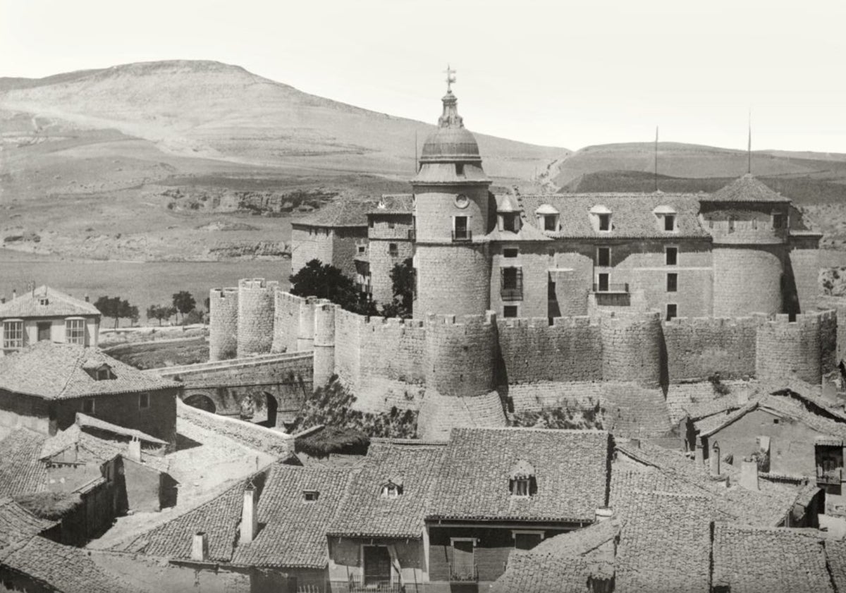 Imagen principal - Arriba, el Archivo de Simancas a principios del siglo XX, cuyos documentos también pudieron ser trasladados al edificio de la Academia. Abajo, noticia sobre la propuesta de la FUE y el ministro de la Guerra, Manuel Azaña.