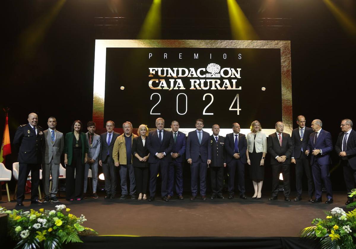 Premiados, directivos de Caja Rural de Zamora y autoridades autonómicas, provinciales y locales posan anoche en la capital zamorana tras la entreda de los galardones.