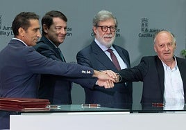 Gesto de unidad de Vicente Andrés (CC OO), el presidente Fernández Mañueco, Santiago Aparicio (CEOE) y Faustino Temprano (UGT) tras la firma de acuerdos del Diálogo Social.