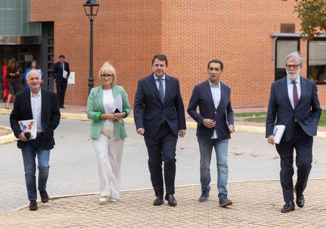 El presidente de la Junta y la consejera de Industria, Comercio y Empleo, los representantes de UGT, CC OO y CEOE