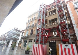 Edificio en rehabilitación en la Calle Mayor.