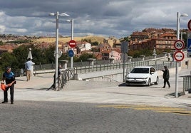 Un coche circula por la avenida Padre Claret instantes después de su apertura al tráfico este viernes.