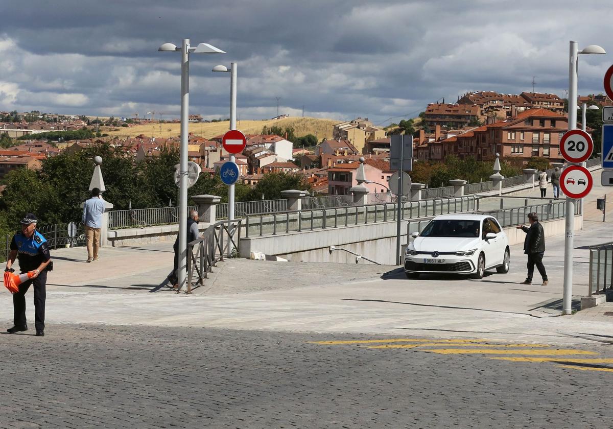 Un coche circula por la avenida Padre Claret instantes después de su apertura al tráfico este viernes.