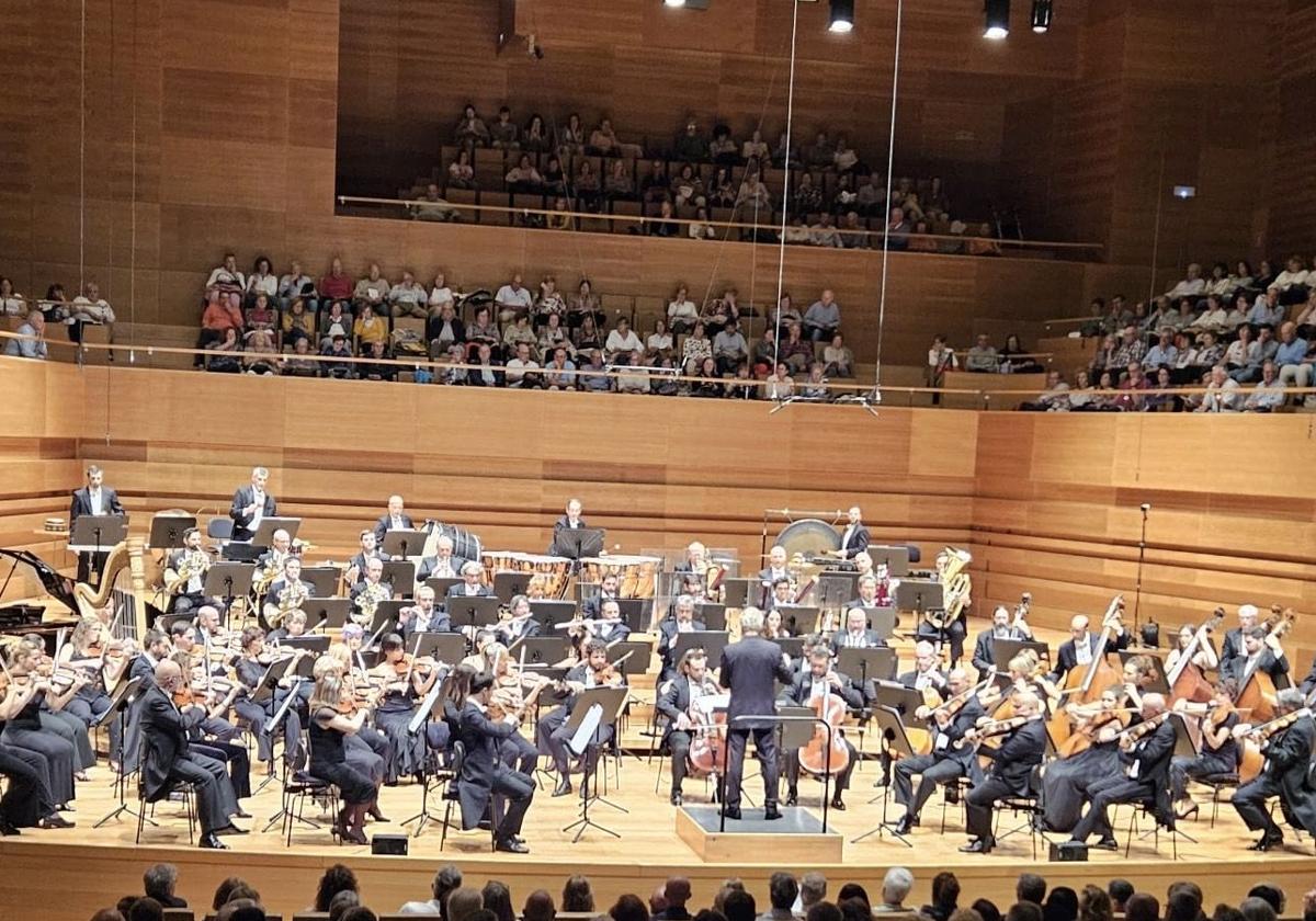 Músicos de la OSCyL con Thierry Fischer al frente, durante el concierto en el Centro Cultural Miguel Delibes