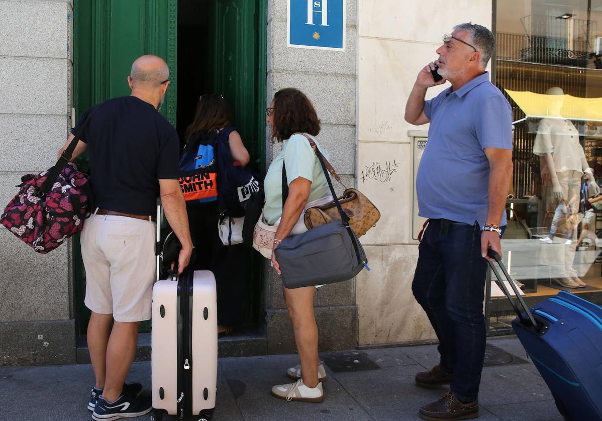 Viajeros a la entrada de un alojamiento en la capital segoviana.