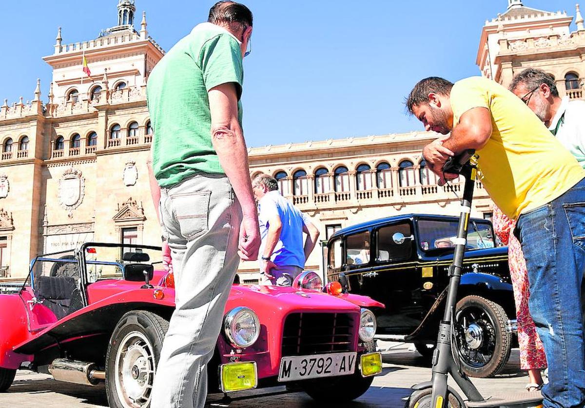 Asistentes al VMV 2023 contemplan algunos de los modelos expuestos.