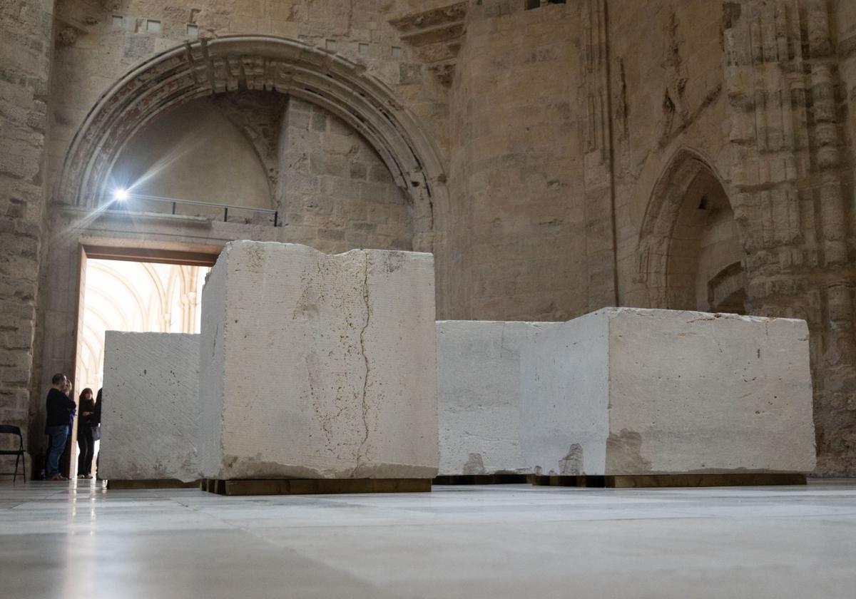 Bloques de caliza en la Capilla de los Condes de Fuensaldaña del Museo Patio Herreriano.