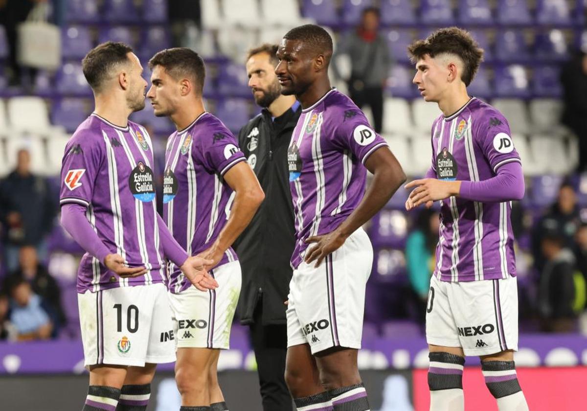 Iván Sánchez, Lucas Rosa, Mamadou Sylla y Raúl Chasco, con el preparador físico Gonzalo Álvarez por detrás, tras la última derrota