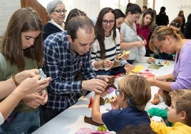 Juan Ángel Cantalapiedra, experto artesano de la papiroflexia, enseña a los más pequeños a hacer figuras.