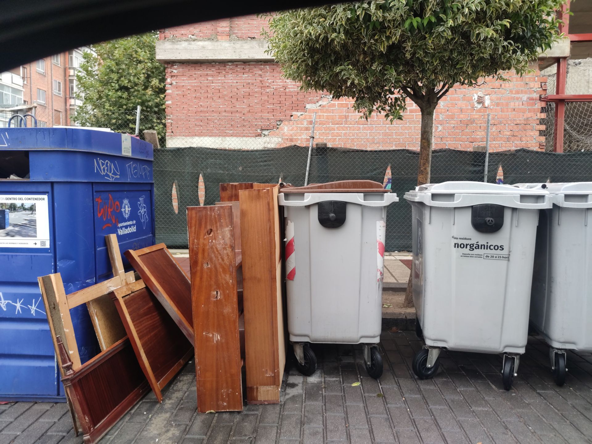 Imagen principal - Restos de muebles acumulados en Rondilla, en torno a la calle Moradas y aledañas, el martes. 