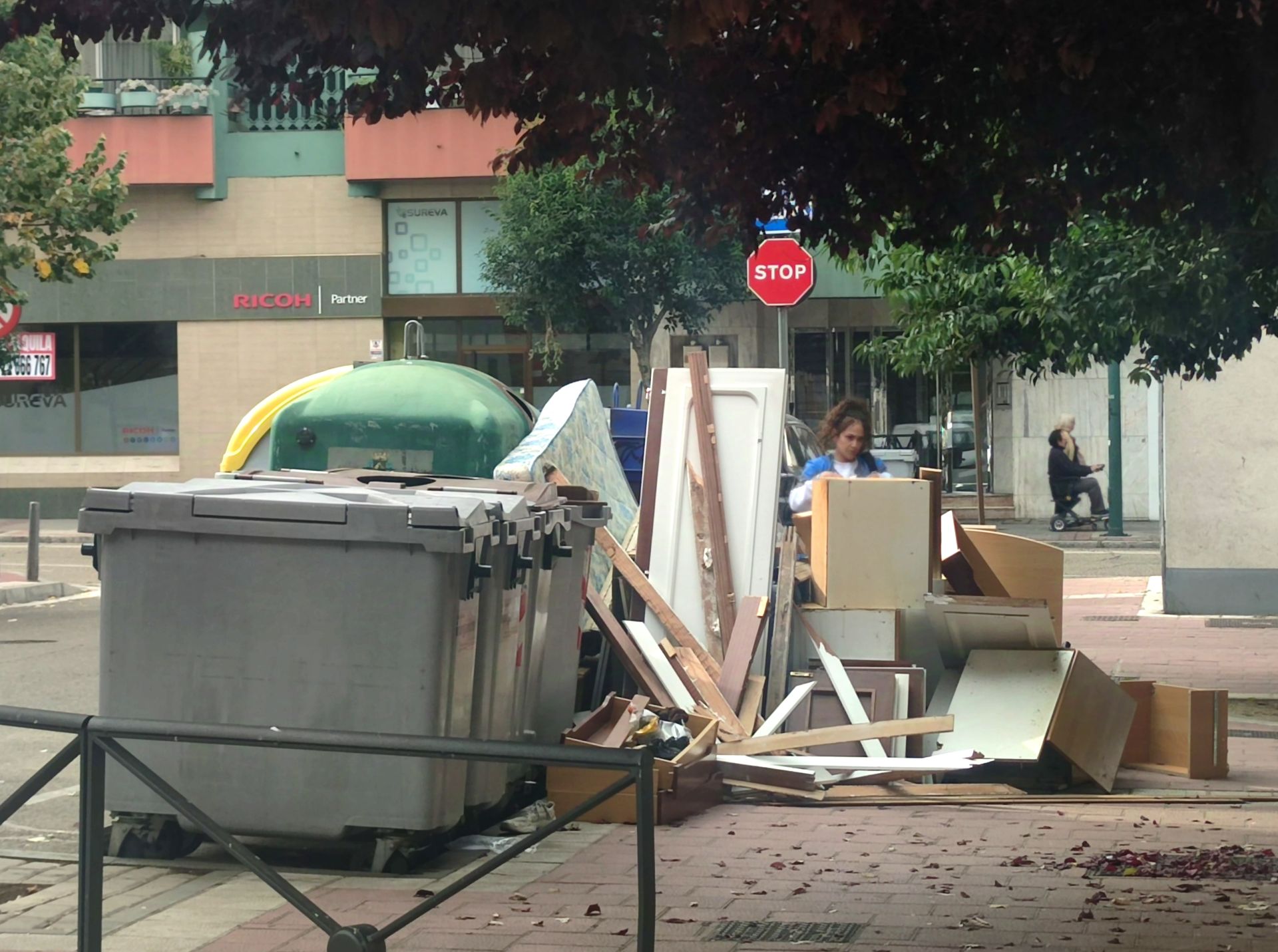 Imagen secundaria 1 - Restos de muebles acumulados en Rondilla, en torno a la calle Moradas y aledañas, el martes. 