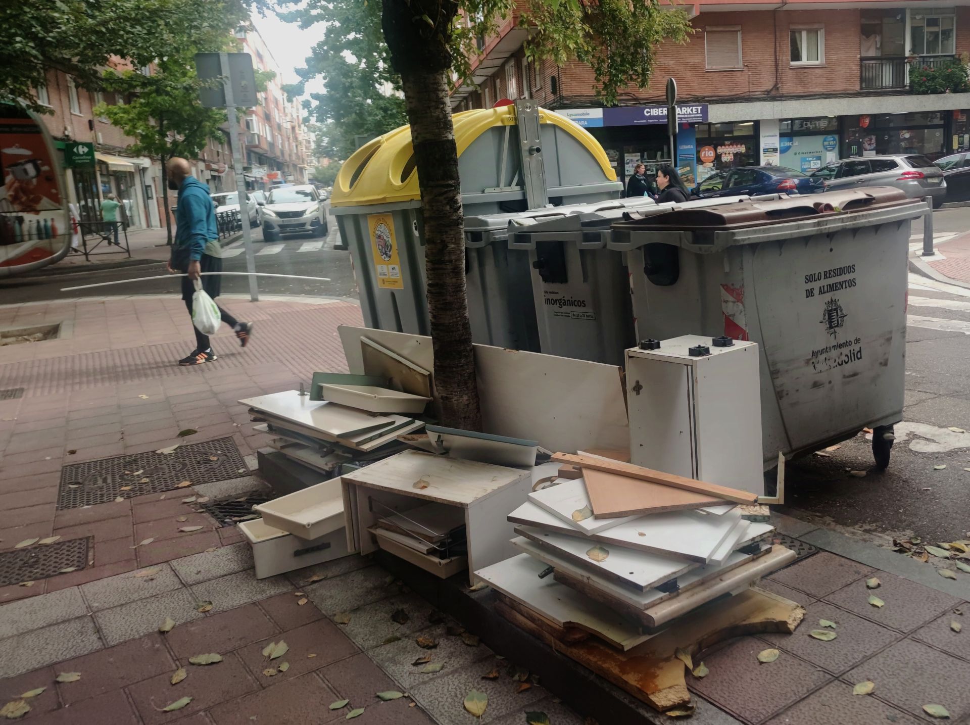 Imagen secundaria 2 - Restos de muebles acumulados en Rondilla, en torno a la calle Moradas y aledañas, el martes. 