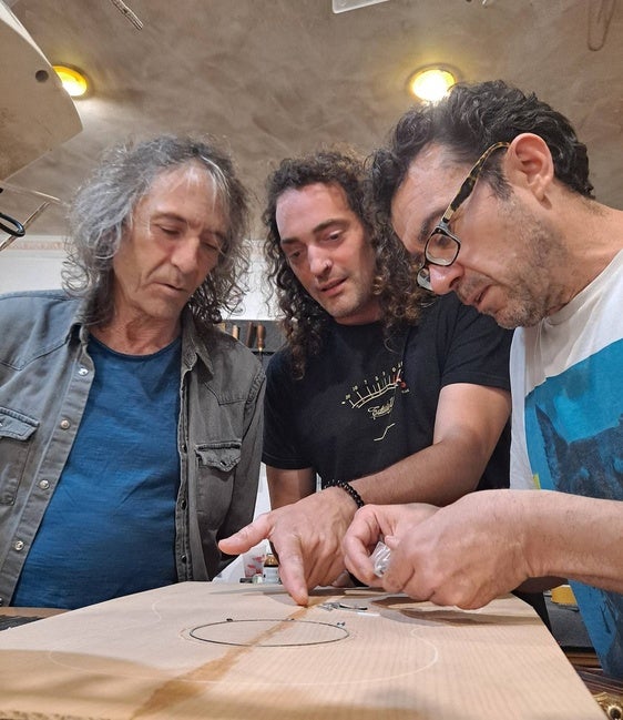 Rafael Fuentes trabaja en una de sus guitarras en el taller de Parquesol.