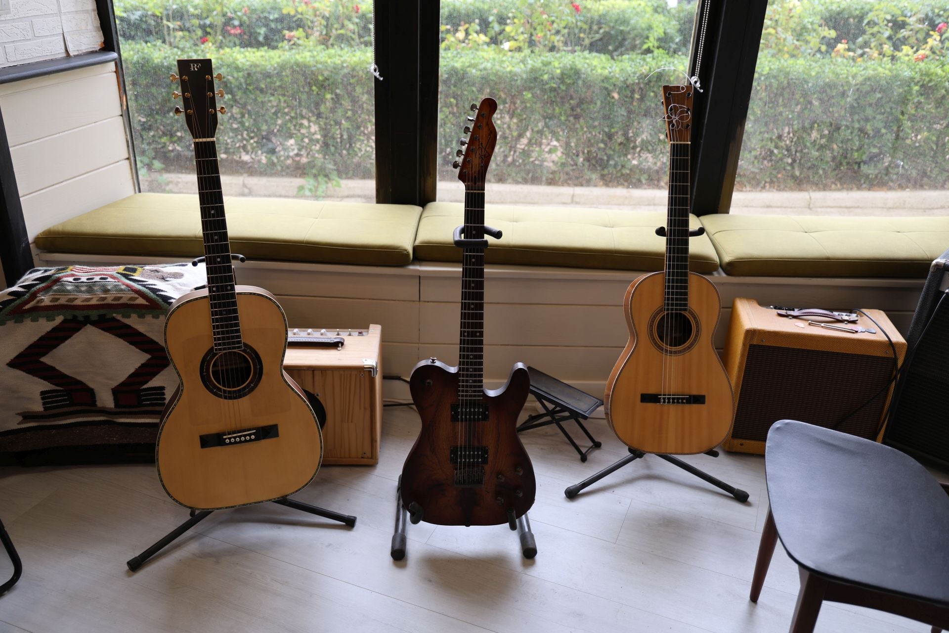 En el centro, la guitarra eléctrica hecha con madera de roble de la viga de una casa.