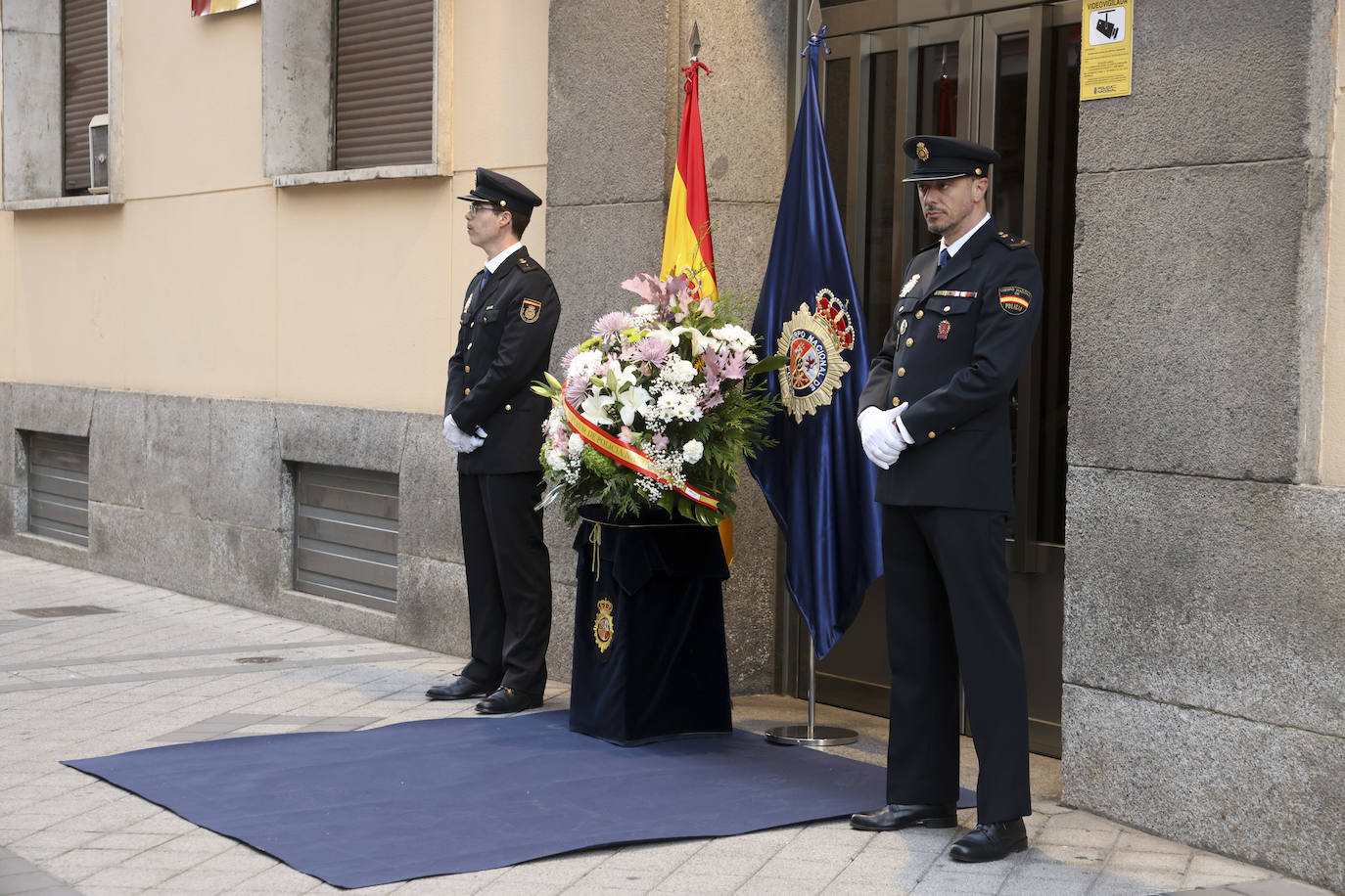 La Policía escoltando a la imagen de La Piedad, en Valladolid, foto a foto