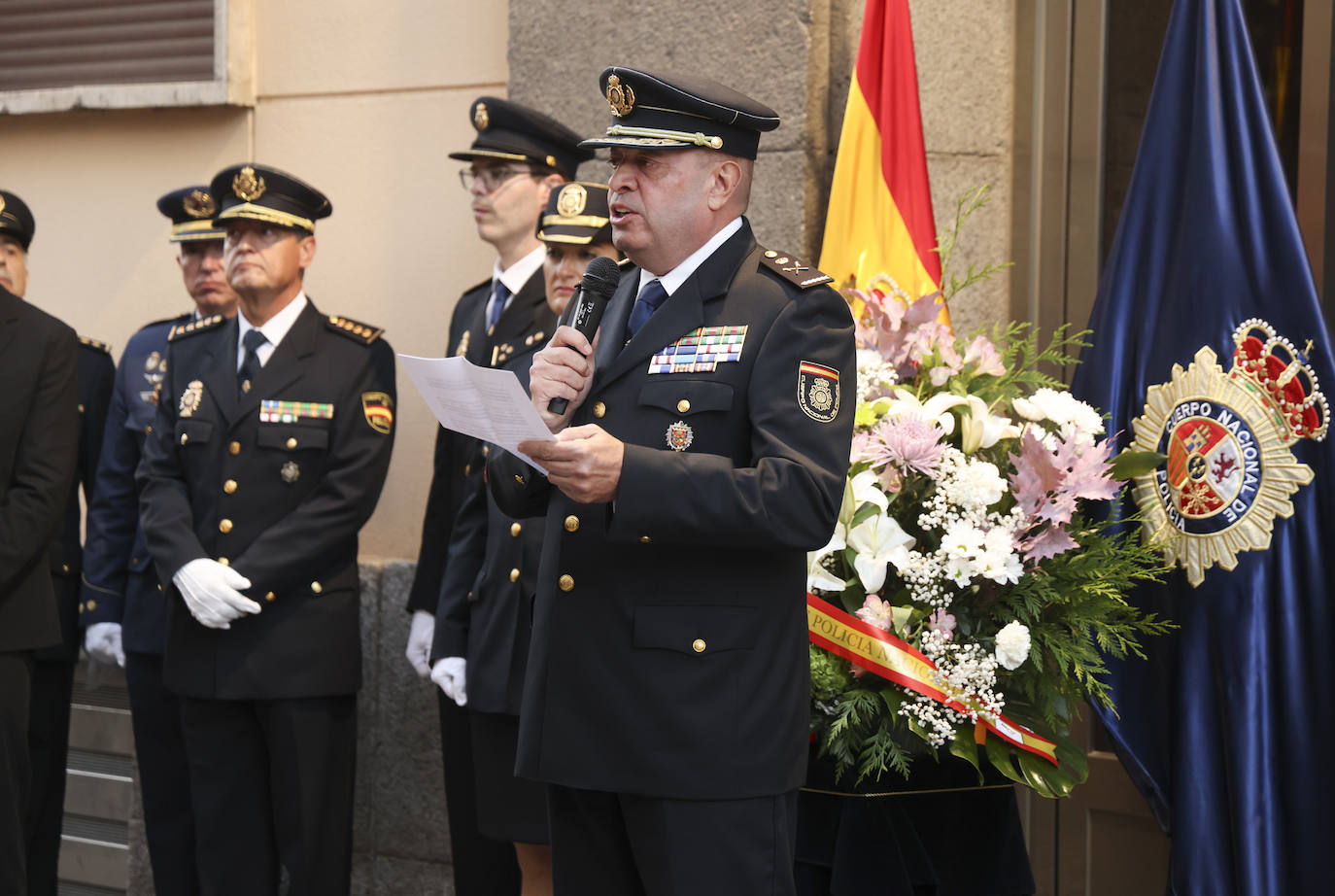 La Policía escoltando a la imagen de La Piedad, en Valladolid, foto a foto