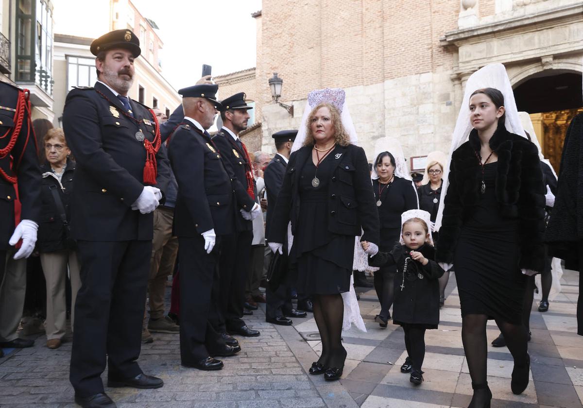 La Policía escoltando a la imagen de La Piedad, en Valladolid, foto a foto