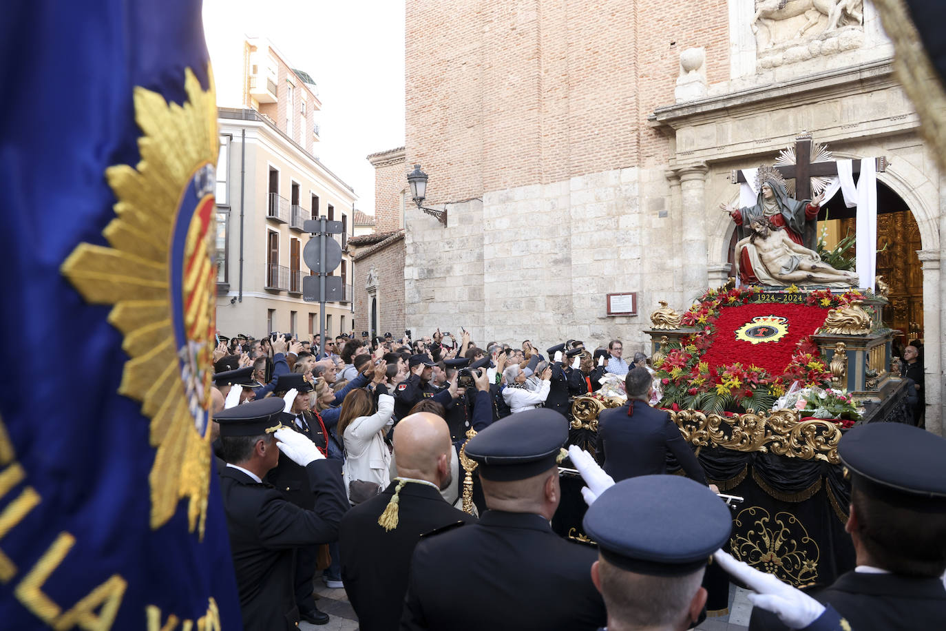 La Policía escoltando a la imagen de La Piedad, en Valladolid, foto a foto